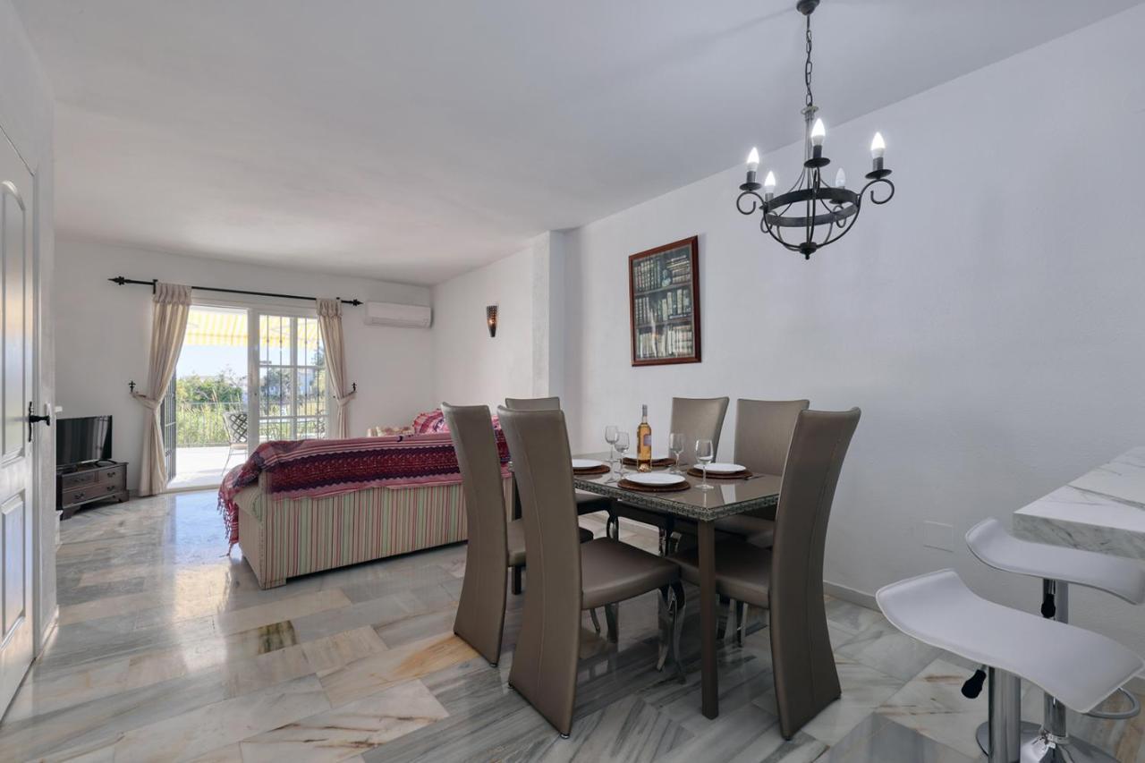 Quaint 2 Bedroom Townhouse With Pool Close To Sea! Benalmádena Eksteriør billede