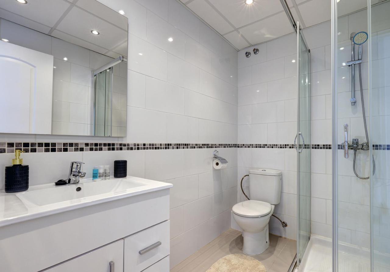 Quaint 2 Bedroom Townhouse With Pool Close To Sea! Benalmádena Eksteriør billede